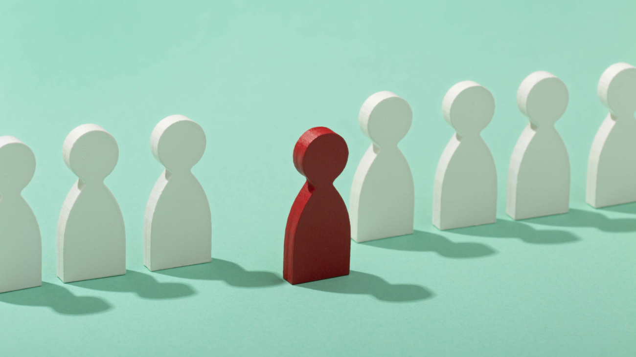 Pedine a forma di persona: una è da sola ed ha paura.