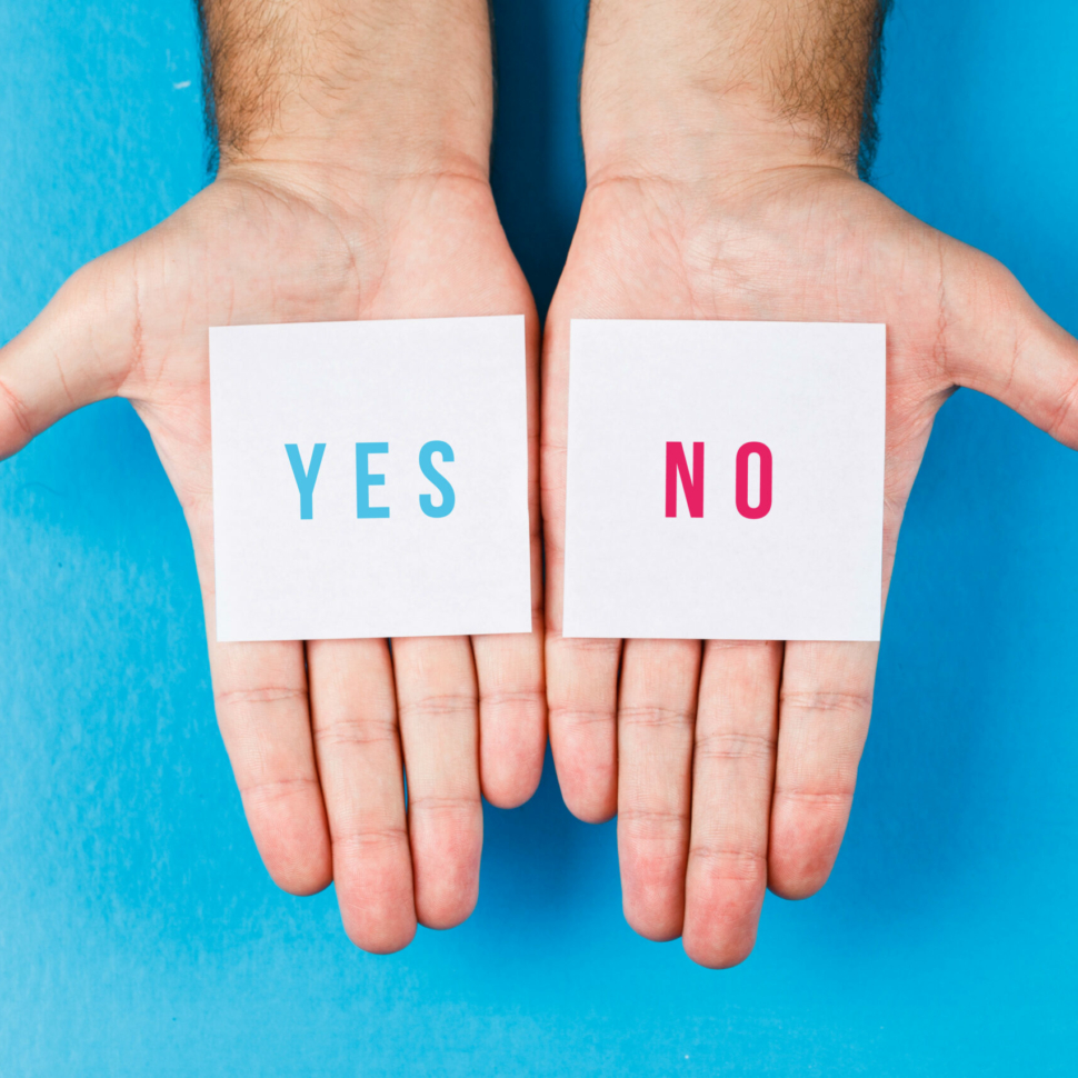 Due mani che hanno un cartello "YES" e "No": accettare il rifiuto.