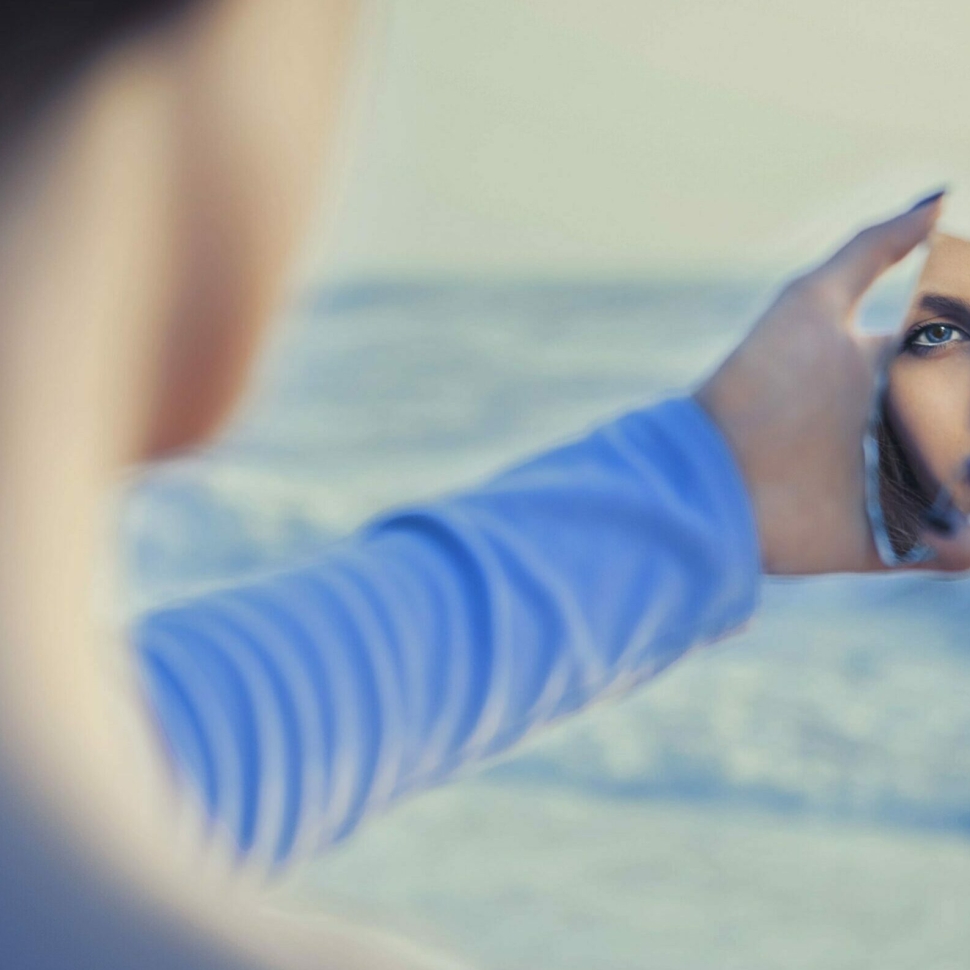 Donna che si guarda allo specchio: la percezione di sé.